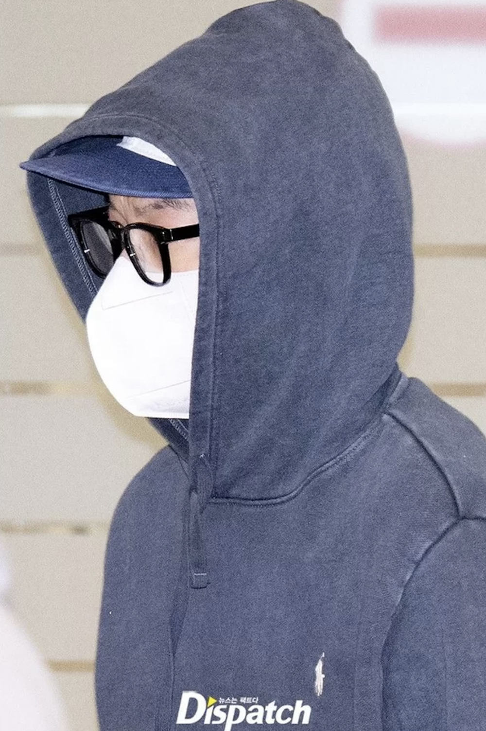 Ryu Jun Yeol đội mũ, đeo khẩu trang và kính kín mít. Anh né tránh mọi câu hỏi của truyền thông về tin hẹn hò, di chuyển nhanh rời khỏi sân bay. Ryu Jun Yeol đội mũ, đeo khẩu trang và kính kín mít. Anh né tránh mọi câu hỏi của truyền thông về tin hẹn hò, di chuyển nhanh rời khỏi sân bay.