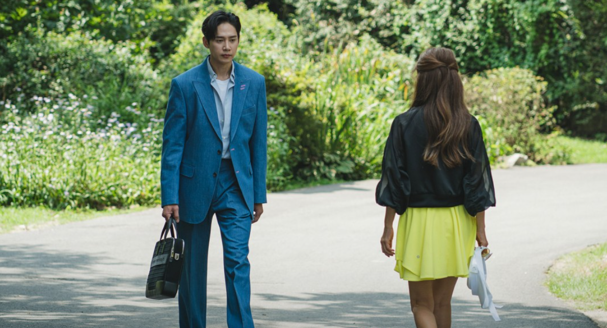 Cái chào nhau lướt qua của Moh Seul Hee và Yoon Eun Sung ở tập 4 có lẽ không hề qua loa, xa lạ như bề ngoài. Cái chào nhau lướt qua của Moh Seul Hee và Yoon Eun Sung ở tập 4 có lẽ không hề qua loa, xa lạ như bề ngoài.