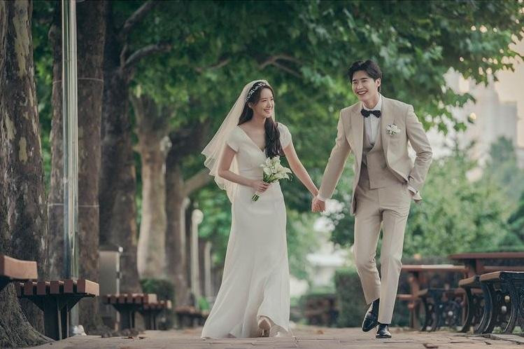 Yoona là vợ của Lee Jong Suk trong Big Mouth. Yoona là vợ của Lee Jong Suk trong Big Mouth.