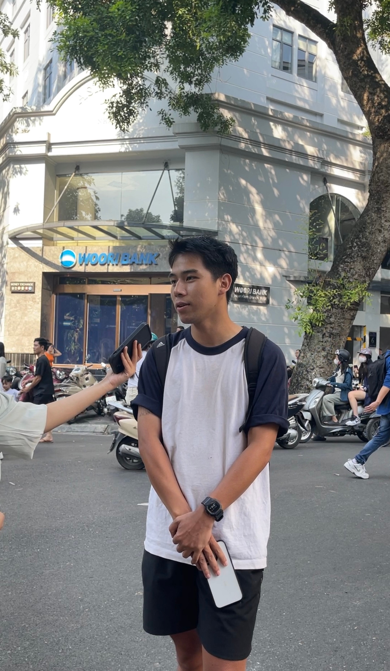 Anh Sáng khá bất ngờ vì không nghĩ hôm nay có đông các bạn trẻ như thế. Anh Sáng khá bất ngờ vì không nghĩ hôm nay có đông các bạn trẻ như thế.