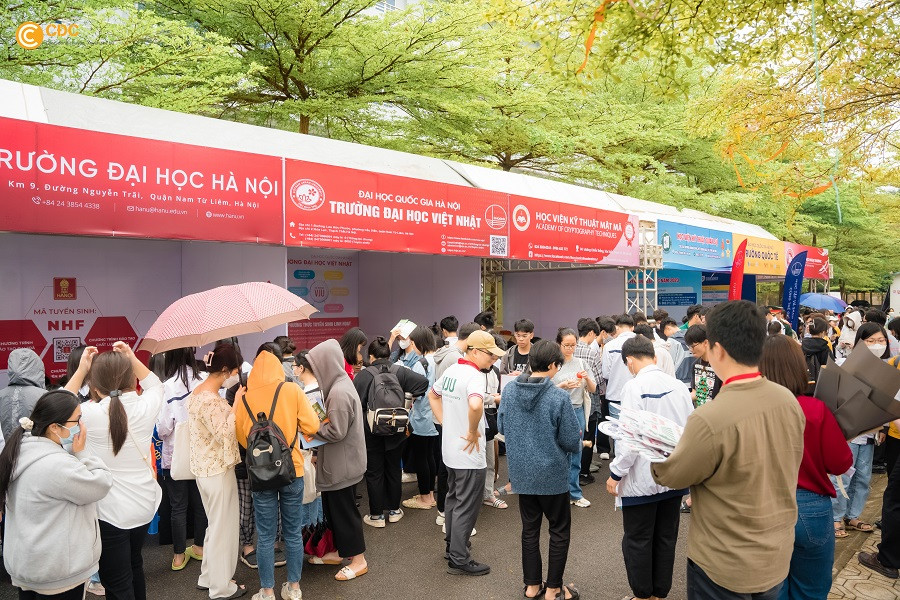 Chương trình diễn ra cả ngày nhưng không lúc nào vắng bóng người tại các gian hàng.