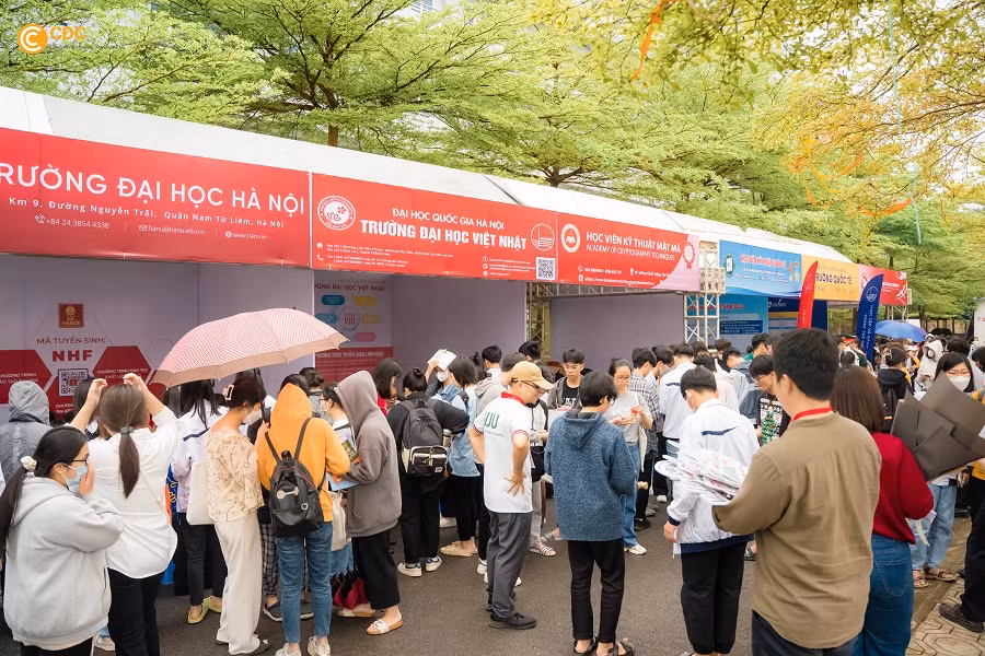 Chương trình diễn ra cả ngày nhưng không lúc nào vắng bóng người tại các gian hàng.