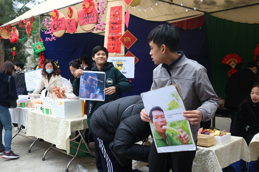 Meme trở thành poster quảng cáo luôn đây này.