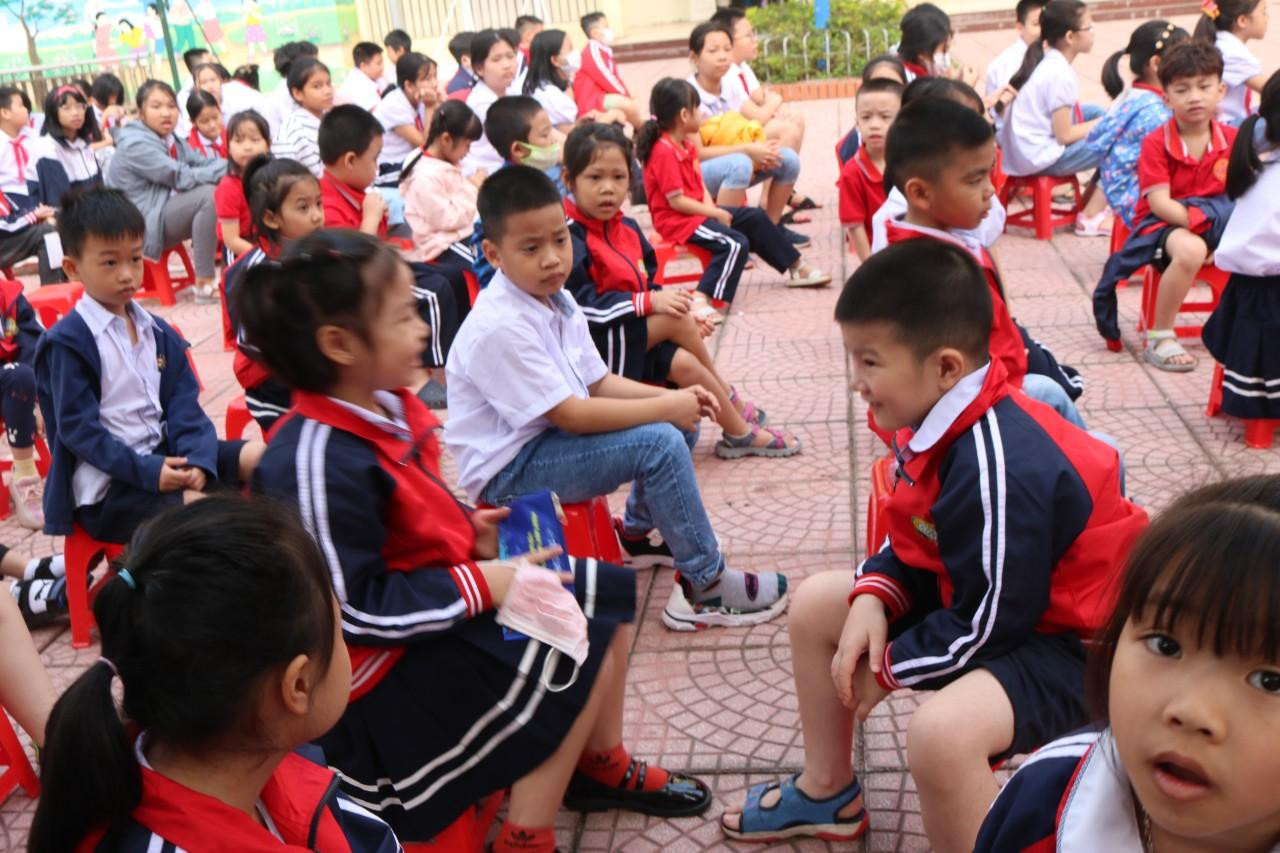 ...và phấn khích khoe bạn đến "out nét"! ...và phấn khích khoe bạn đến "out nét"!