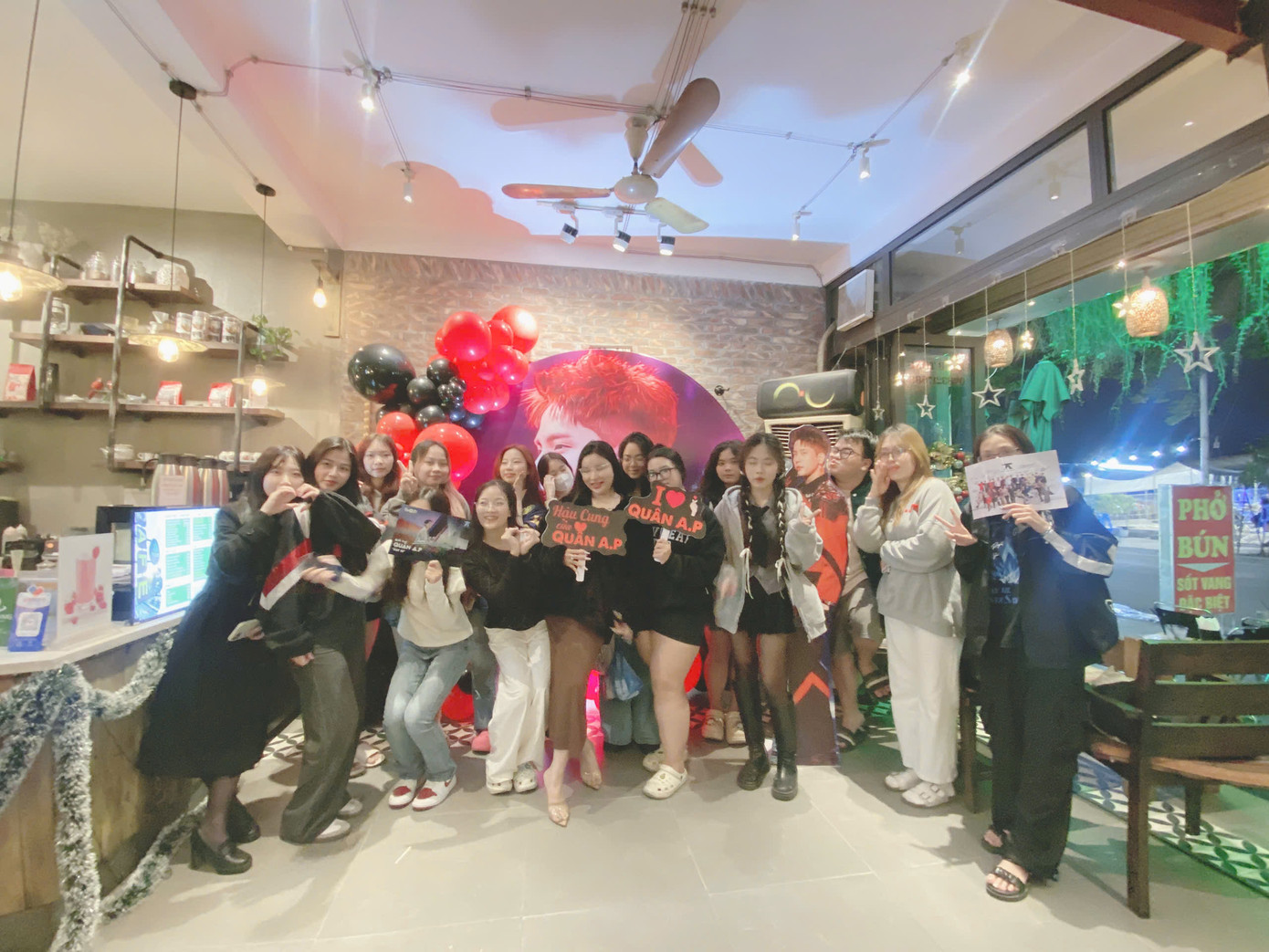 Nhóm fan hợp sức, cùng nhau hoàn thành việc dựng photobooth vào đêm muộn 6/12. Nhóm fan hợp sức, cùng nhau hoàn thành việc dựng photobooth vào đêm muộn 6/12.