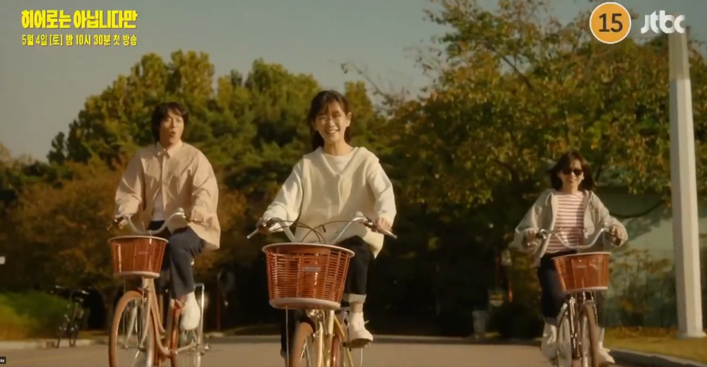 Teaser của The Atypical Family trước thềm lên sóng có cảnh Bok Gwi Joo, I Na và Da Hae cùng đạp xe. Có lẽ khi mọi hiểu lầm qua đi, cả ba sẽ trở thành tổ ấm hạnh phúc. Teaser của The Atypical Family trước thềm lên sóng có cảnh Bok Gwi Joo, I Na và Da Hae cùng đạp xe. Có lẽ khi mọi hiểu lầm qua đi, cả ba sẽ trở thành tổ ấm hạnh phúc.