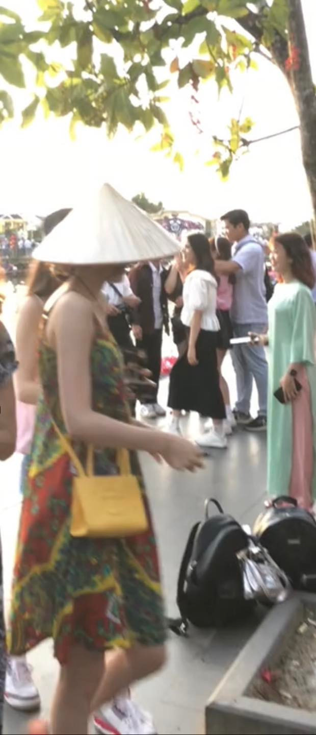 Hình ảnh được cho là Danielle đội nón lá. Hình ảnh được cho là Danielle đội nón lá.