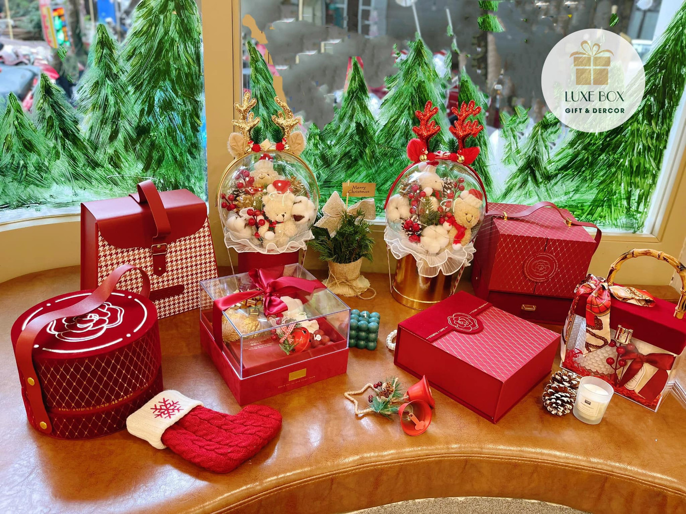 Những hộp quà với sắc đỏ, xanh đặc trưng của Giáng sinh được nhiều người lựa chọn. - Ảnh: Page LUXE BOX - Hộp quà tặng sang trọng