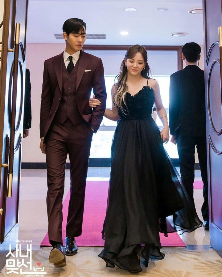 Trong tập phim mới đây, Shin Ha Ri khiến người xem mê mẩn khi diện chiếc váy đen dài sang trọng, sánh bước cùng Kang Tae Moo.