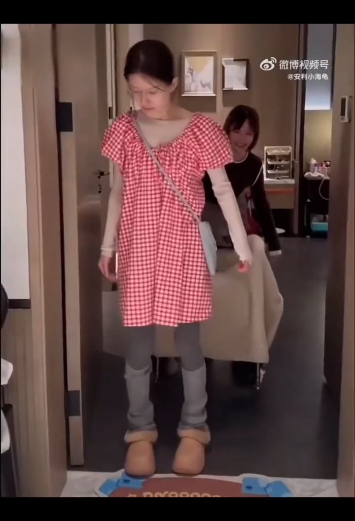 Triệu Lộ Tư đang tập luyện phục hồi chức năng. Trong video tổng kết năm 2024, cô tiết lộ một số khoảnh khắc đang lạc quan, nỗ lực tiếp nhận điều trị.