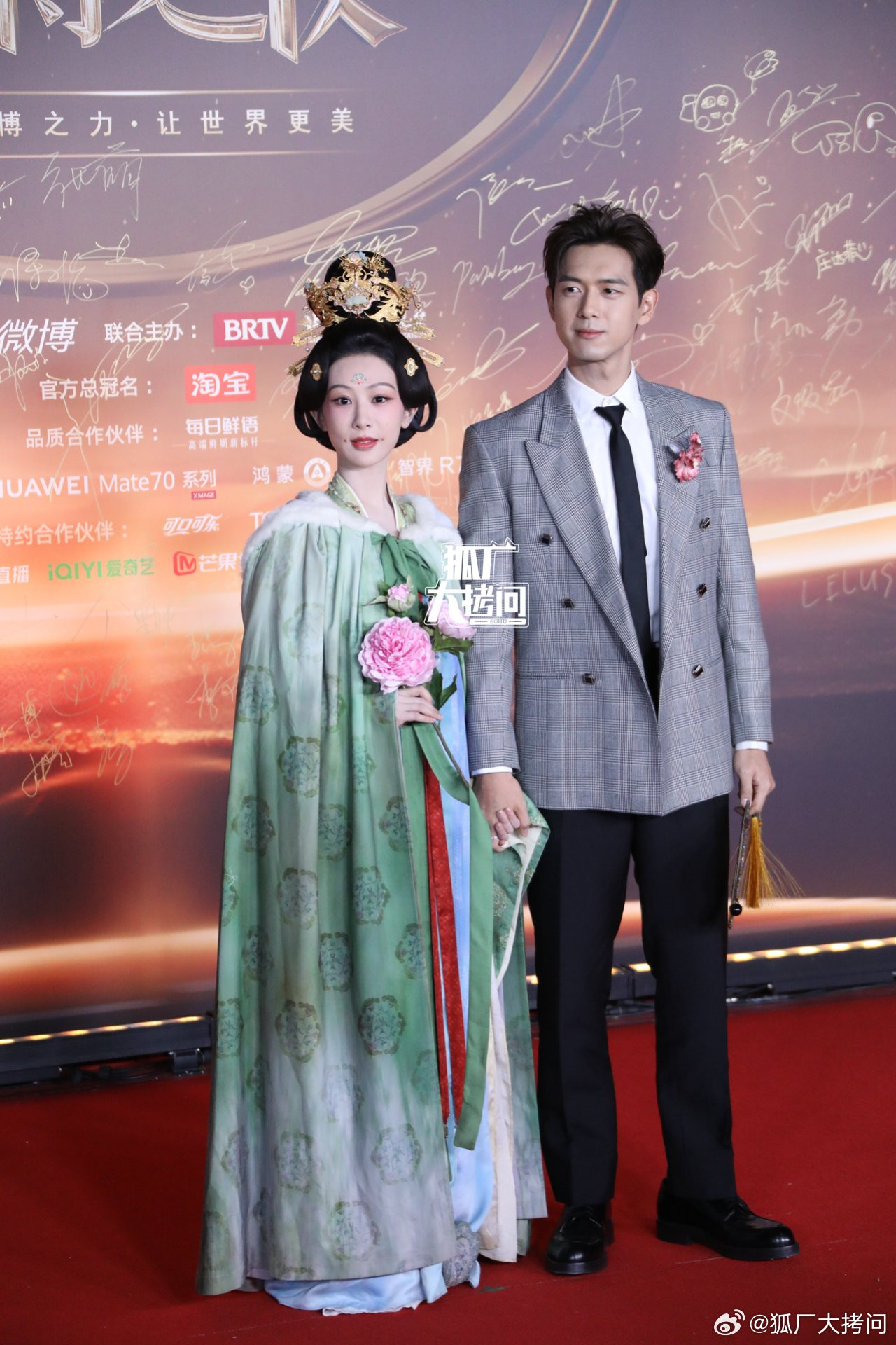 Dương Tử đem Hà Duy Phương "xuyên không" được nhận xét là nước đi thú vị, giúp khán giả càng thêm hứng thú với Quốc Sắc Phương Hoa. Dương Tử đem Hà Duy Phương "xuyên không" được nhận xét là nước đi thú vị, giúp khán giả càng thêm hứng thú với Quốc Sắc Phương Hoa.