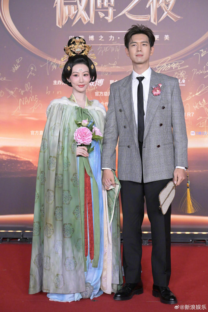 Dương Tử đem Hà Duy Phương "xuyên không" được nhận xét là nước đi thú vị, giúp khán giả càng thêm hứng thú với Quốc Sắc Phương Hoa. Dương Tử đem Hà Duy Phương "xuyên không" được nhận xét là nước đi thú vị, giúp khán giả càng thêm hứng thú với Quốc Sắc Phương Hoa.