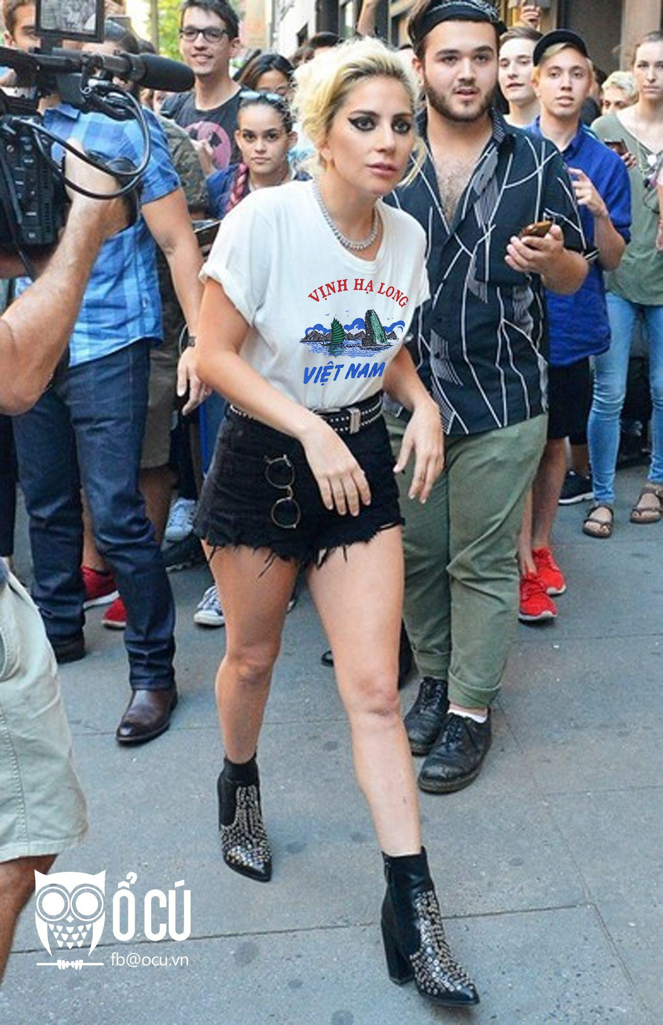 Lady Gaga lại có cách phối cực chất khi diện áo phông Hạ Long cùng quần soóc cá tính.