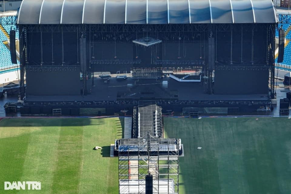 Cận cảnh sân khấu đang dần được hoàn thiện tại sân vận động Mỹ Đình. - Ảnh: Dân Trí Cận cảnh sân khấu đang dần được hoàn thiện tại sân vận động Mỹ Đình. - Ảnh: Dân Trí