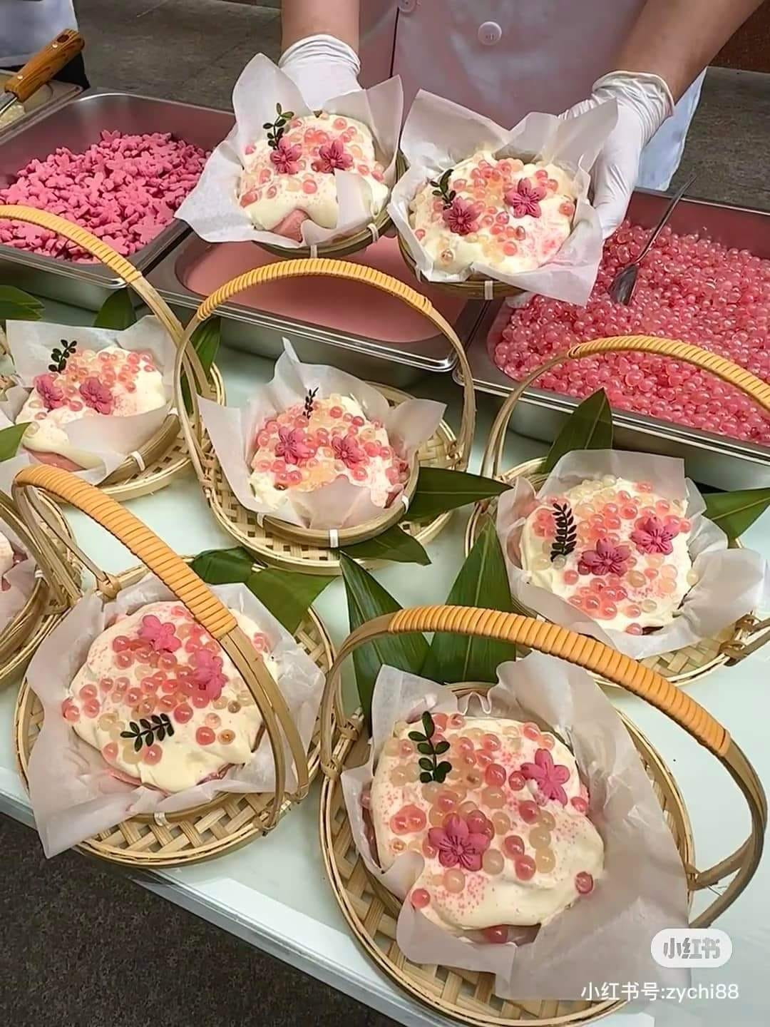 Đang vào mùa hoa anh đào, nên món tàu hũ này cũng trở nên rầm rộ với giới trẻ Trung Quốc và "cập bến" tại nhiều nơi ở Việt Nam. Đang vào mùa hoa anh đào, nên món tàu hũ này cũng trở nên rầm rộ với giới trẻ Trung Quốc và "cập bến" tại nhiều nơi ở Việt Nam.