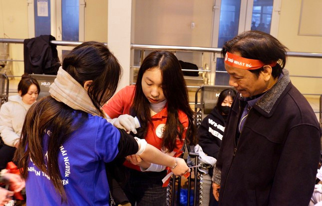 Nhà báo Lê Minh Toản - Phó Tổng Biên tập báo Tiền Phong hỏi thăm, động viên sinh viên tình nguyện tham gia hiến máu.