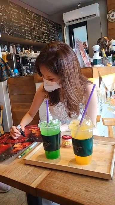 Không chỉ tham quan toàn bộ không gian sẽ diễn ra sự kiện, Seohyun còn đặc biệt kí tặng lên poster gửi tặng Ban tổ chức và người hâm mộ.