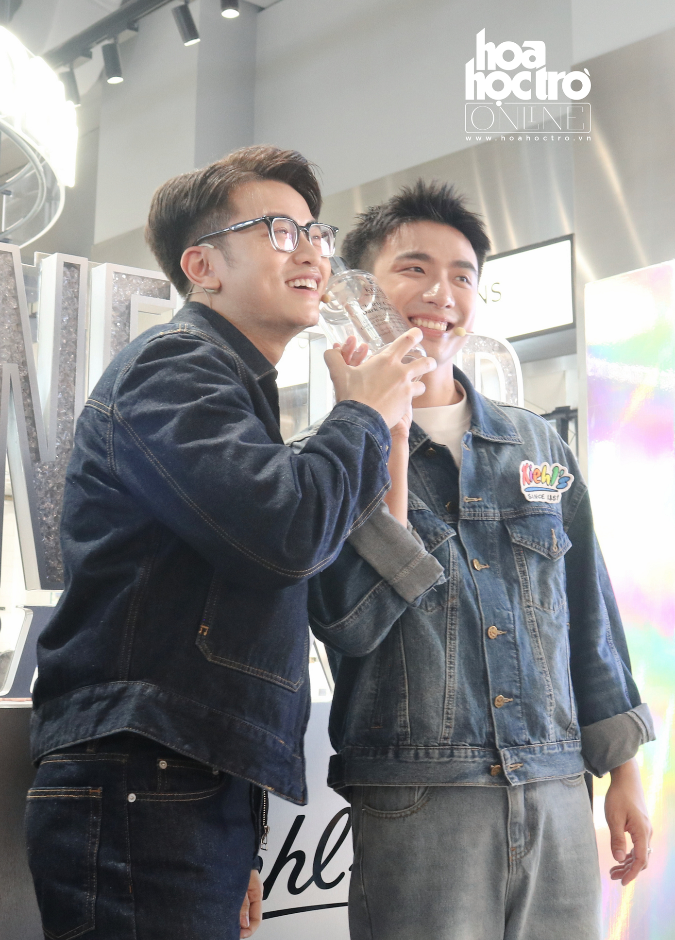 "Chủ tịch và thư ký" thả tim, tạo dáng má kề má (gián tiếp). "Chủ tịch và thư ký" thả tim, tạo dáng má kề má (gián tiếp).