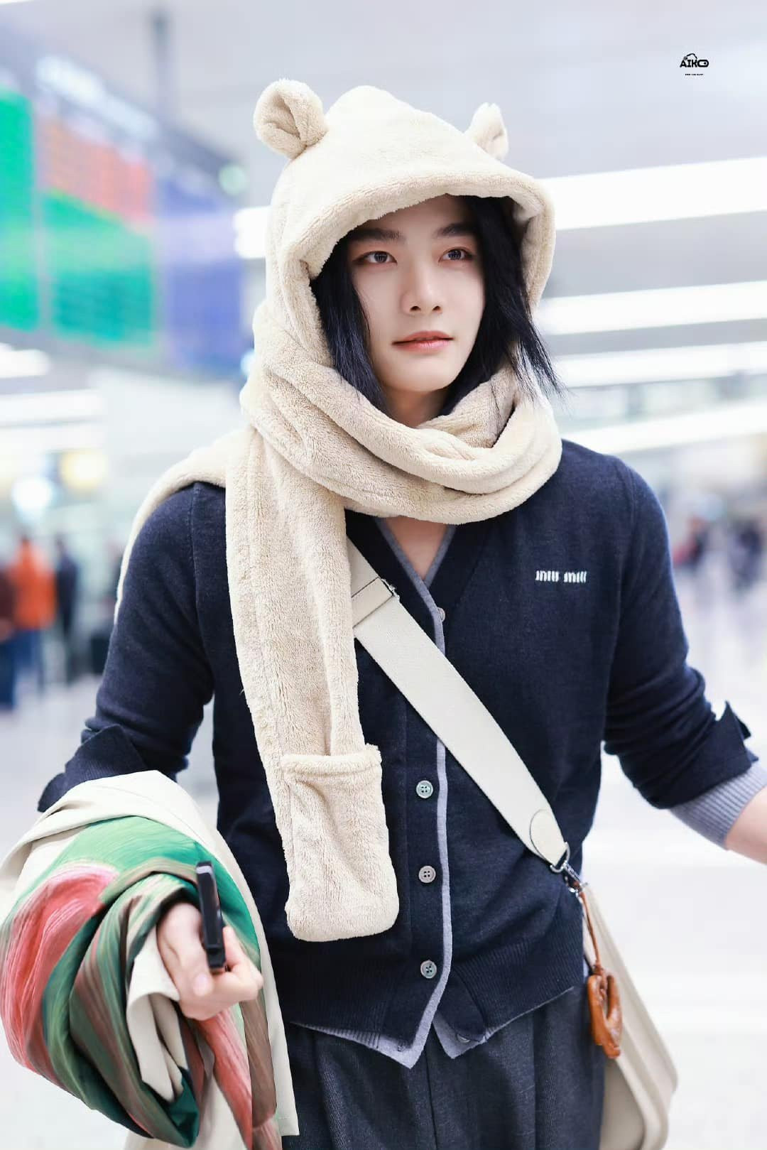 Nổi tiếng với vẻ đẹp phi giới tính từ khi tham gia Sáng Tạo Doanh 4, vai khách mời "nửa nữ nửa nam" này được nhận xét là rất hợp với Tiết Bát Nhất. Nổi tiếng với vẻ đẹp phi giới tính từ khi tham gia Sáng Tạo Doanh 4, vai khách mời "nửa nữ nửa nam" này được nhận xét là rất hợp với Tiết Bát Nhất.