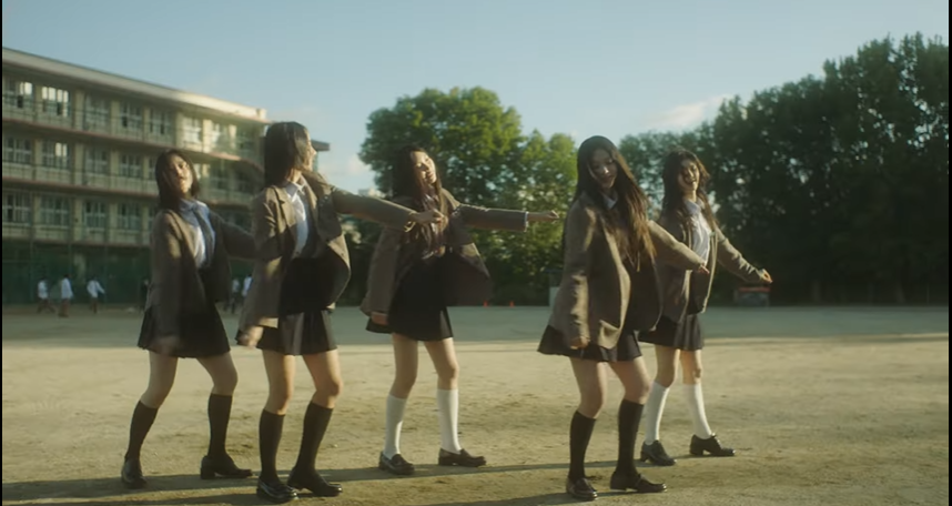 Một số cảnh quay NewJeans nhảy múa tại trường học do người bạn Hee Soo ghi lại (trong MV Ditto) đã được sử dụng trong MV OMG. Theo đúng cốt truyện, Hee Soo chính là đạo diễn của OMG.