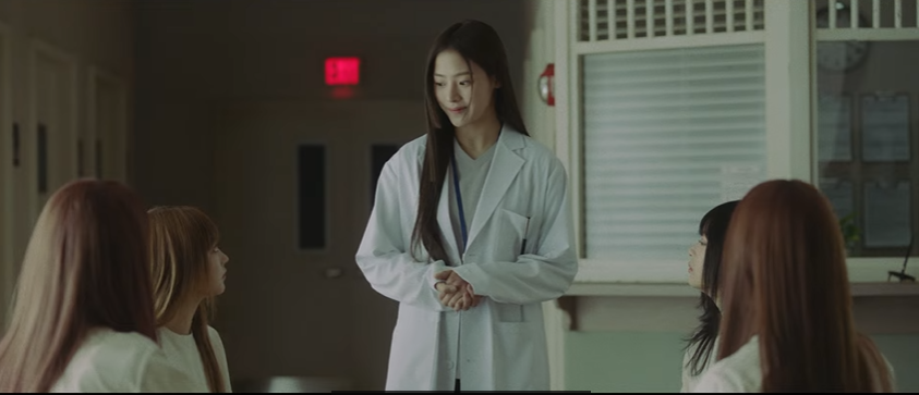 Nhưng sau cùng, Minji lại xuất hiện với tư cách bác sĩ, nói các thành viên trở về phòng bệnh. Vậy rốt cuộc, NewJeans có thực sự là bệnh nhân tâm thần hay không?