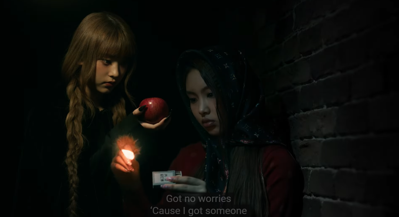 Haerin hóa thân thành công chúa Bạch Tuyết, trong khi Hyein là cô bé bán diêm.