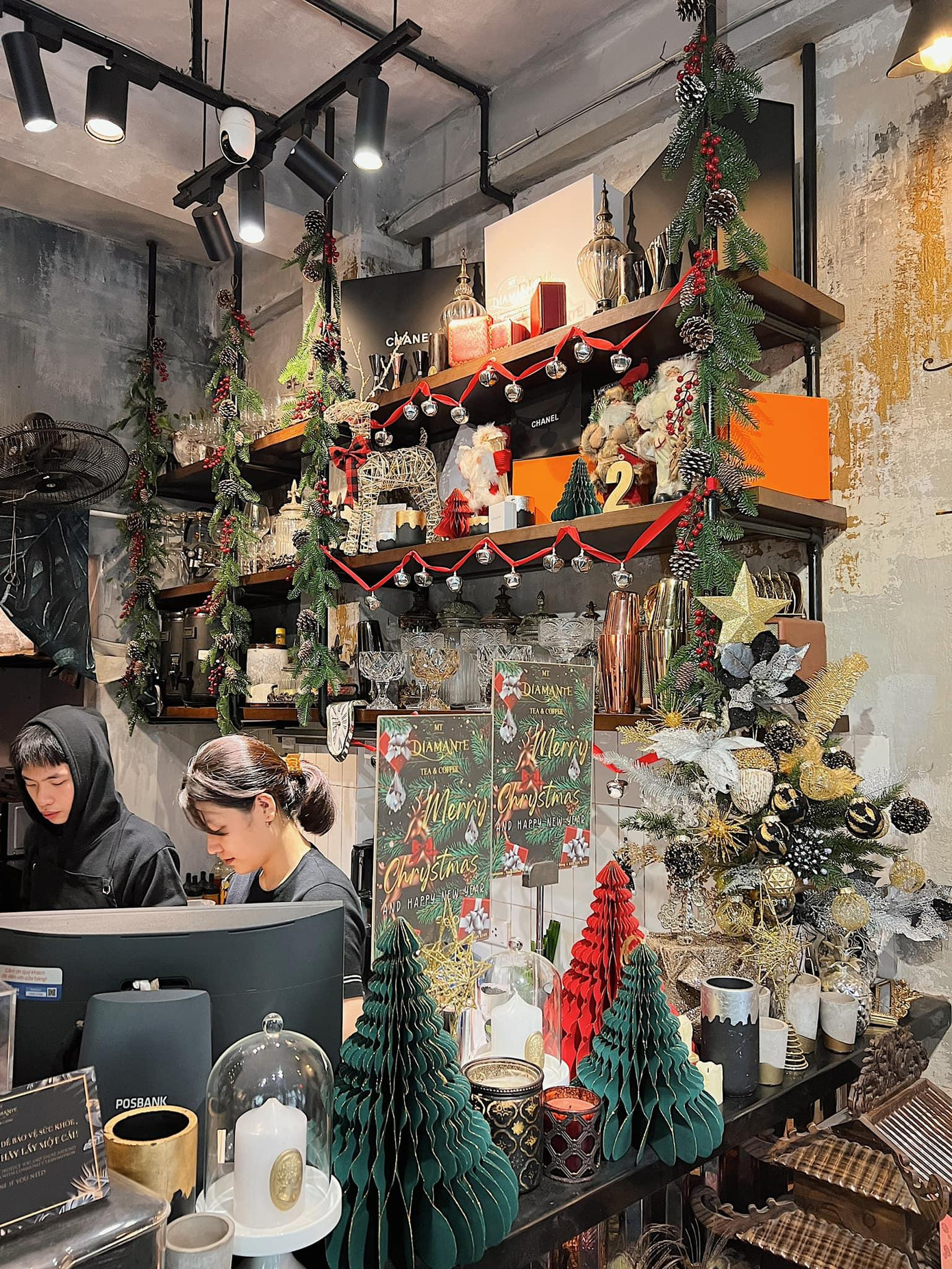 Mọi ngóc ngách trong quán đều được trang trí theo concept "Giáng sinh chanh sả". Cốc đựng đồ uống cũng được trang trí phụ kiện để hợp với mùa Noel hơn. Mọi ngóc ngách trong quán đều được trang trí theo concept "Giáng sinh chanh sả". Cốc đựng đồ uống cũng được trang trí phụ kiện để hợp với mùa Noel hơn.