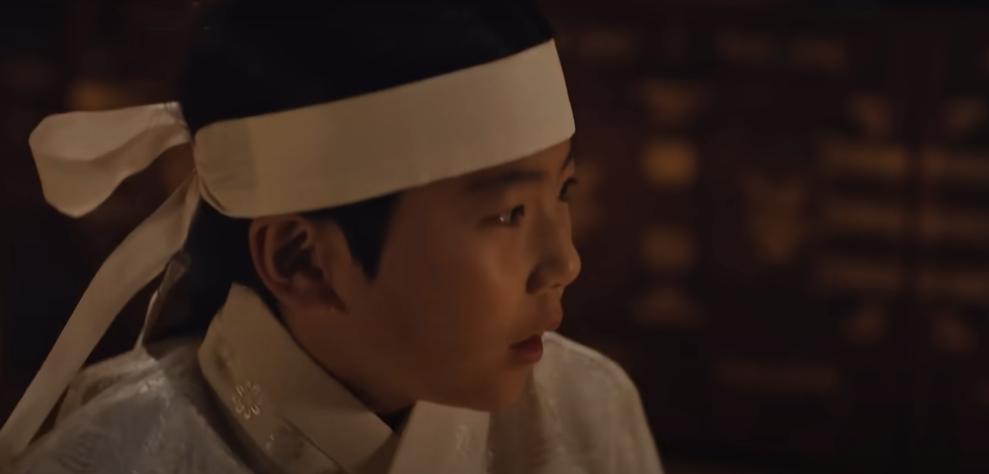 Bên cạnh đó, Bát Xích Quỷ lại tìm đến Thế tử. Cậu bé đã có Kính Quỷ Thạch mà Yeo Ri giao cho, lại thêm thiền sư Ga Sub túc trực, khả năng cao Thế tử sẽ bình an. Bên cạnh đó, Bát Xích Quỷ lại tìm đến Thế tử. Cậu bé đã có Kính Quỷ Thạch mà Yeo Ri giao cho, lại thêm thiền sư Ga Sub túc trực, khả năng cao Thế tử sẽ bình an.