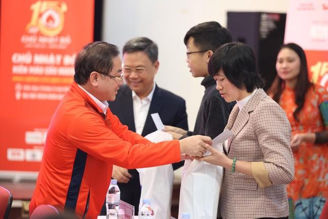 Nhà báo Lê Xuân Sơn - TBT báo Tiền Phong, Trưởng ban tổ chức Chủ nhật Đỏ lần thứ XV - năm 2023 tặng quà cho bạn Nguyễn Hoàng Việt và chị Nguyễn Thị Thu Trang tại buổi họp báo.