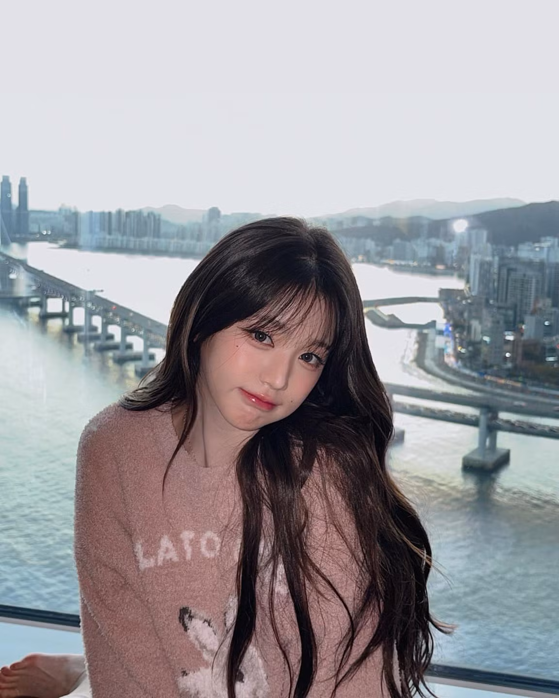 Nhan sắc của Wonyoung không ngừng thăng hạng theo năm tháng. Nhan sắc của Wonyoung không ngừng thăng hạng theo năm tháng.