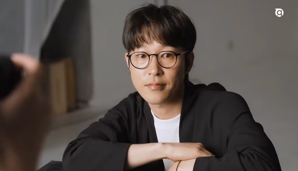 Còn đây là Kim Joong Hee khi "hạ mái", nhìn hiền lành và trẻ trung hơn hẳn. Còn đây là Kim Joong Hee khi "hạ mái", nhìn hiền lành và trẻ trung hơn hẳn.