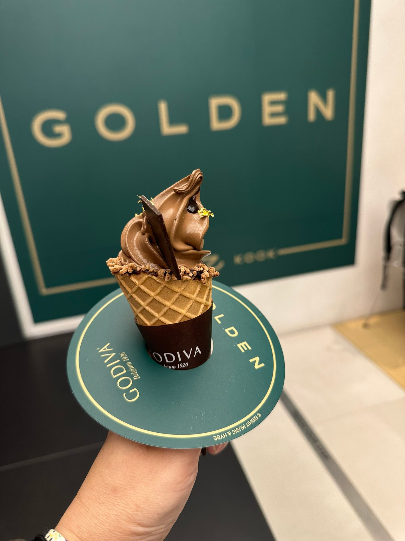 Socola Godiva của Bỉ với giá khoảng 30.000 won (hơn 557.000 đồng). Socola Godiva của Bỉ với giá khoảng 30.000 won (hơn 557.000 đồng).