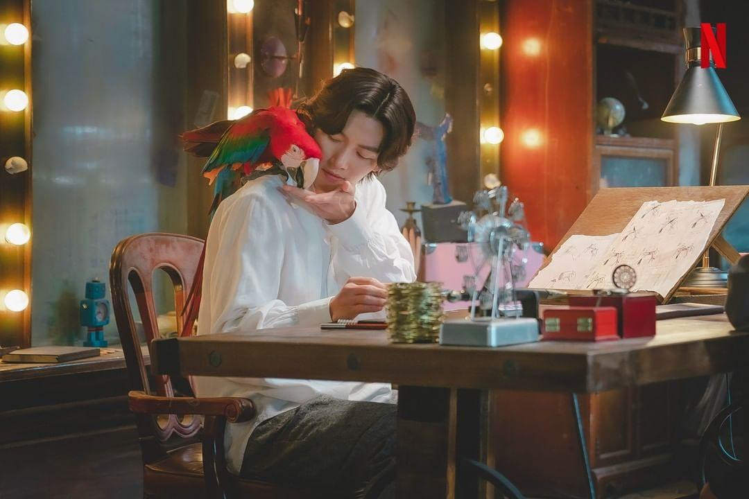 Tạo hình ảo thuật gia mới lạ, bí ẩn của Ji Chang Wook cũng khiến khán giả thích thú. Tạo hình ảo thuật gia mới lạ, bí ẩn của Ji Chang Wook cũng khiến khán giả thích thú.