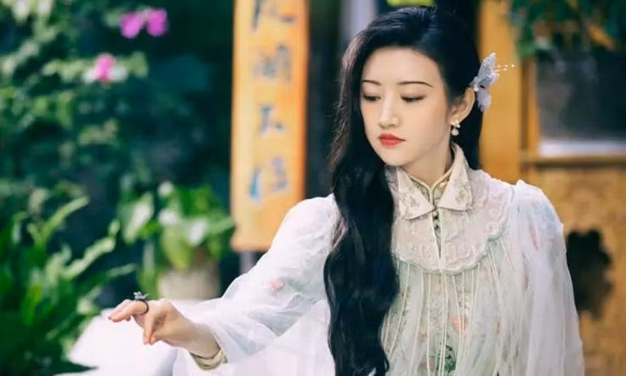 Luật pháp Trung Quốc quy định không cho phép người nào làm đại diện vào quảng cáo cho các sản phẩm thông thường dùng để điều trị, chăm sóc sức khỏe... nếu không xác minh được hiệu quả thực sự của các sản phẩm đó.