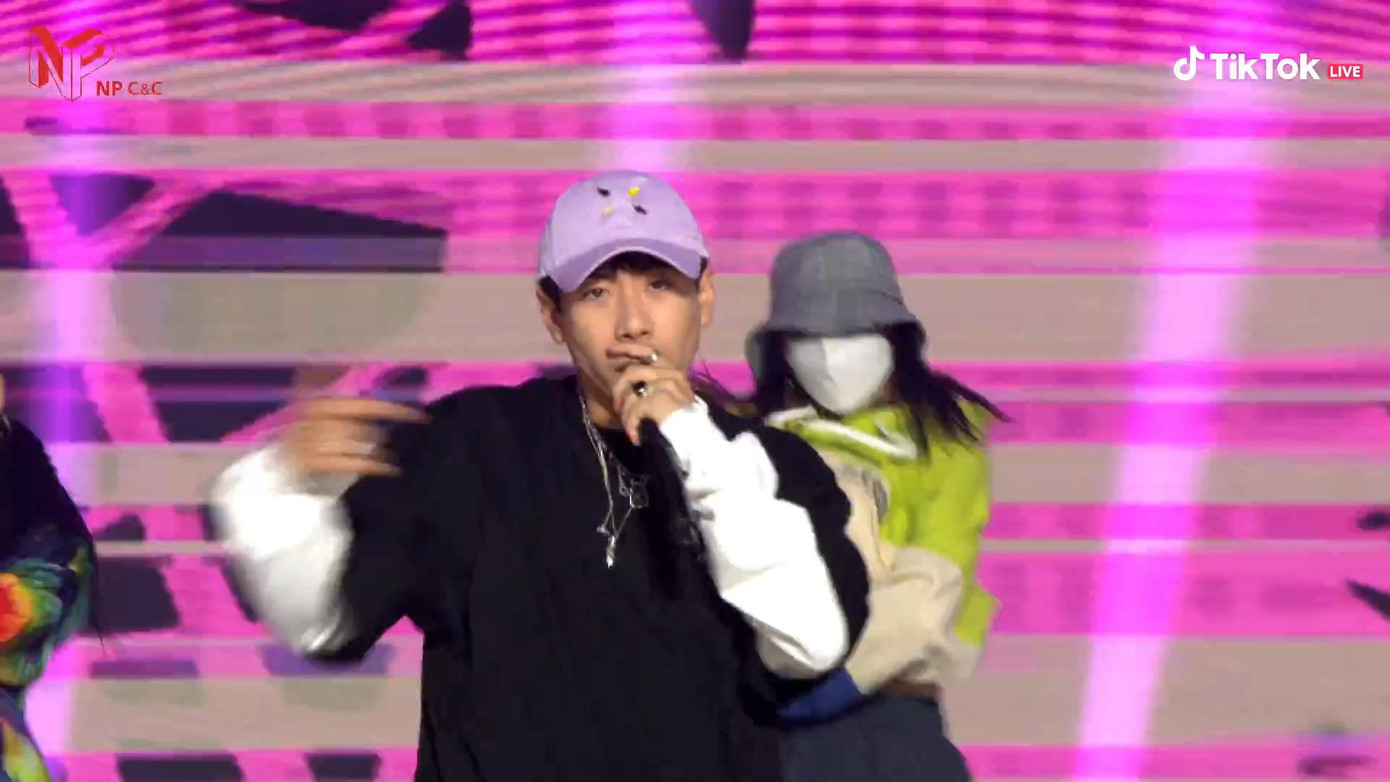 Tuy rằng không thể rap tốt được như bản gốc Zico, nam diễn viên hài vẫn khiến khán giả thích thú bởi phần nhảy solo đặc sắc, “đậm chất” Hip-Hop của mình.