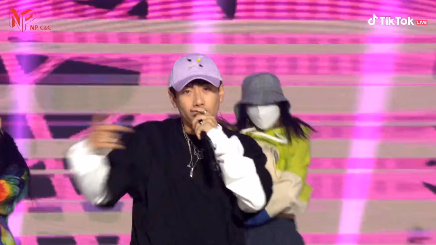 Tuy rằng không thể rap tốt được như bản gốc Zico, nam diễn viên hài vẫn khiến khán giả thích thú bởi phần nhảy solo đặc sắc, “đậm chất” Hip-Hop của mình.