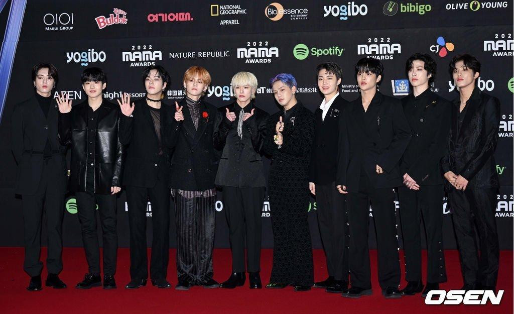 TREASURE lại toát lên sự phá cách, pha chút "ngông" đúng chất gà nhà YG khi diện vest. TREASURE lại toát lên sự phá cách, pha chút "ngông" đúng chất gà nhà YG khi diện vest.