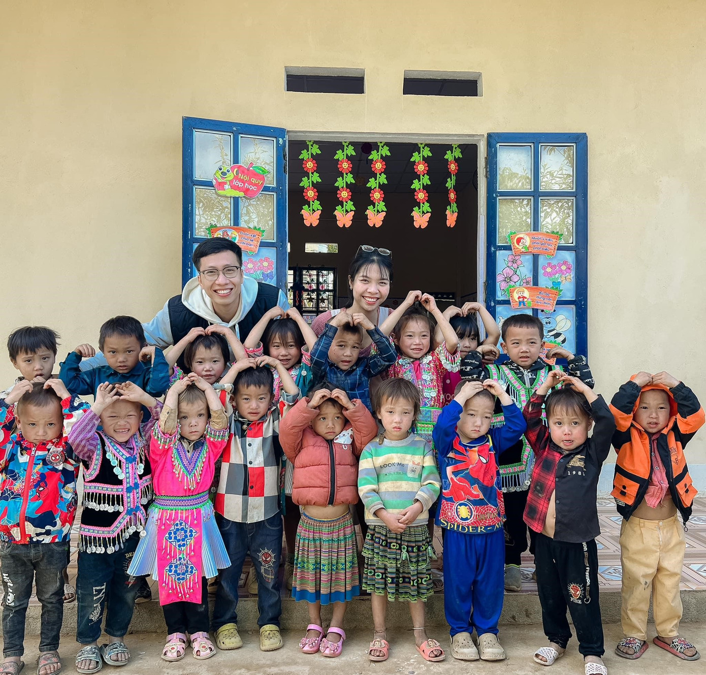 Làn trong chuyến đi xây dựng điểm trường ở vùng núi phía Bắc. Ảnh: FBNV