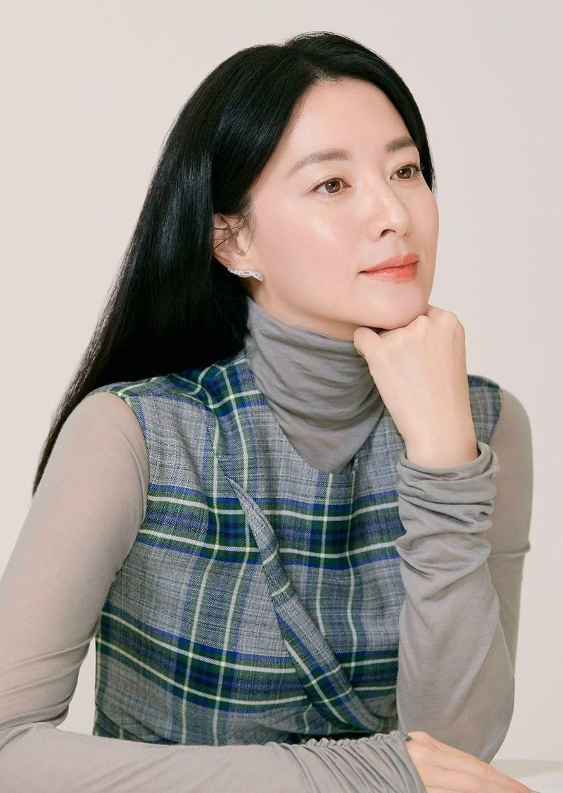 Lee Young Ae thường xuyên quyên góp cho các nạn nhân trong các vụ tai nạn, thảm kịch, thiên tai ở cả trong và ngoài Hàn Quốc.