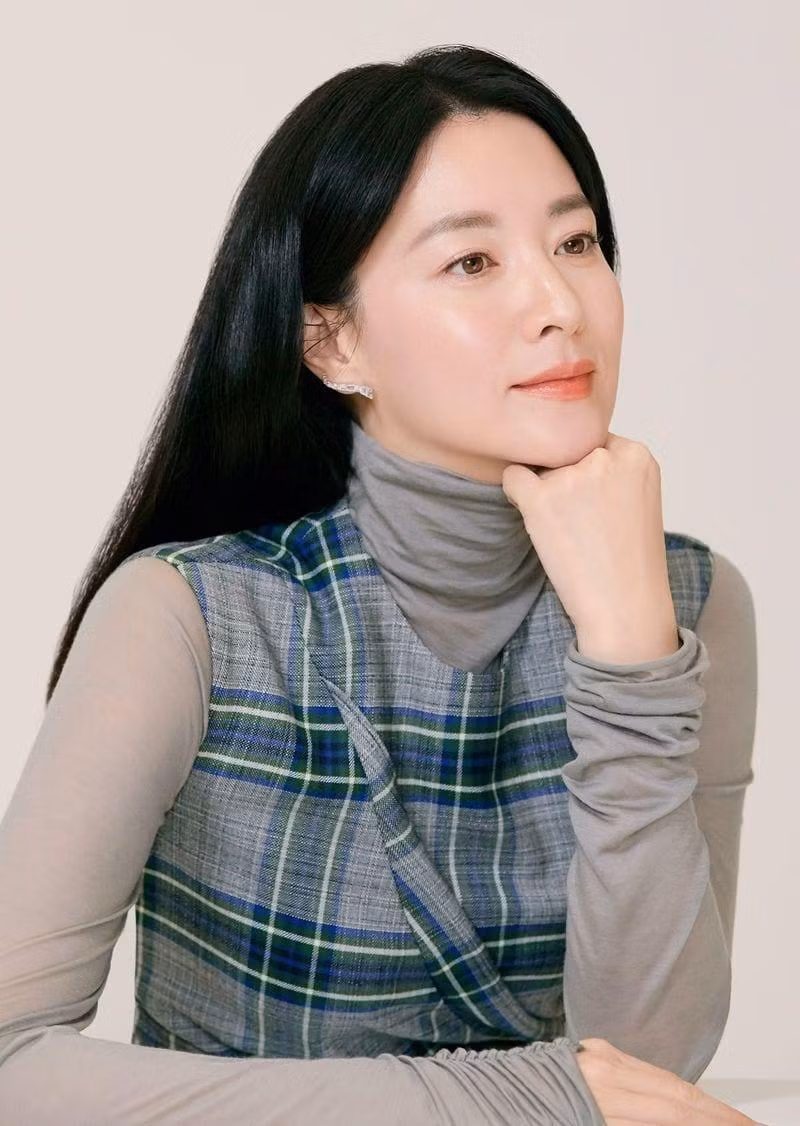 Lee Young Ae thường xuyên quyên góp cho các nạn nhân trong các vụ tai nạn, thảm kịch, thiên tai ở cả trong và ngoài Hàn Quốc.