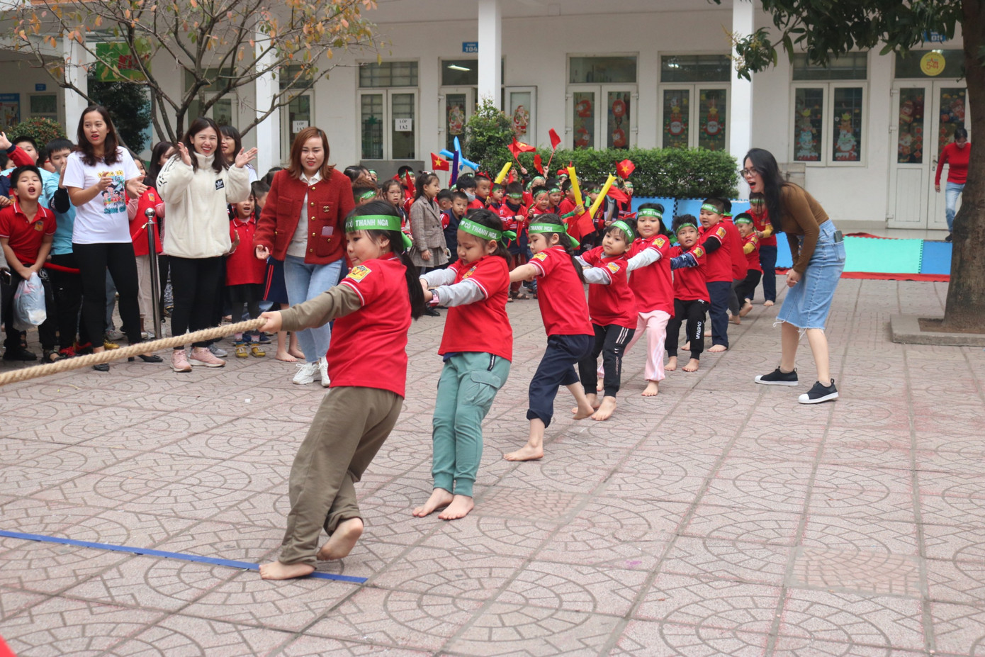 Đội kéo co lớp 1A1 dù chiếm đa số là các &quot;vận động viên&quot; nữ, nhưng lại là đối thủ nặng ký nhất trong khối 1, giành lấy ngôi vị Vô địch đúng như dự đoán của &quot;hội bình luận nhí&quot;.