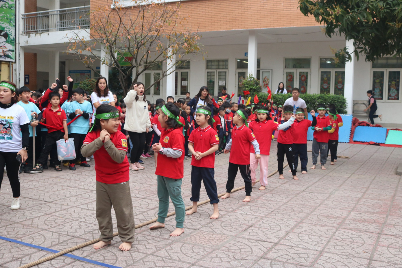 ...hoặc đeo băng đô &quot;cực yêu&quot;.