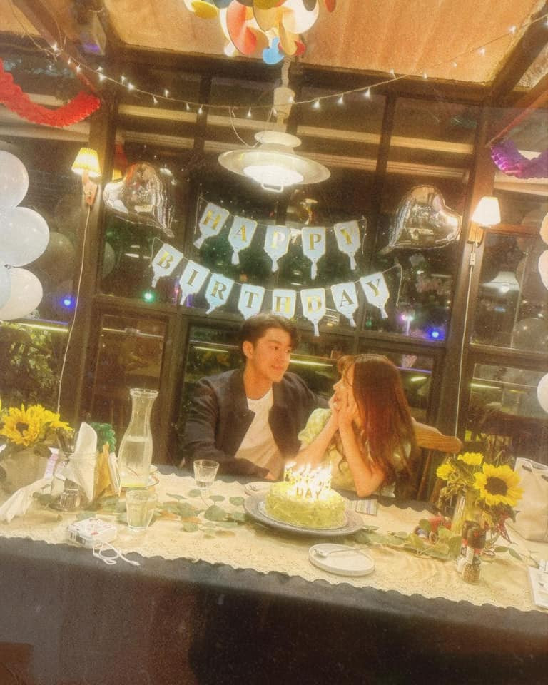 Ánh mắt "tình bể bình" của cặp đôi dành cho nhau làm người hâm mộ "quắn quéo".