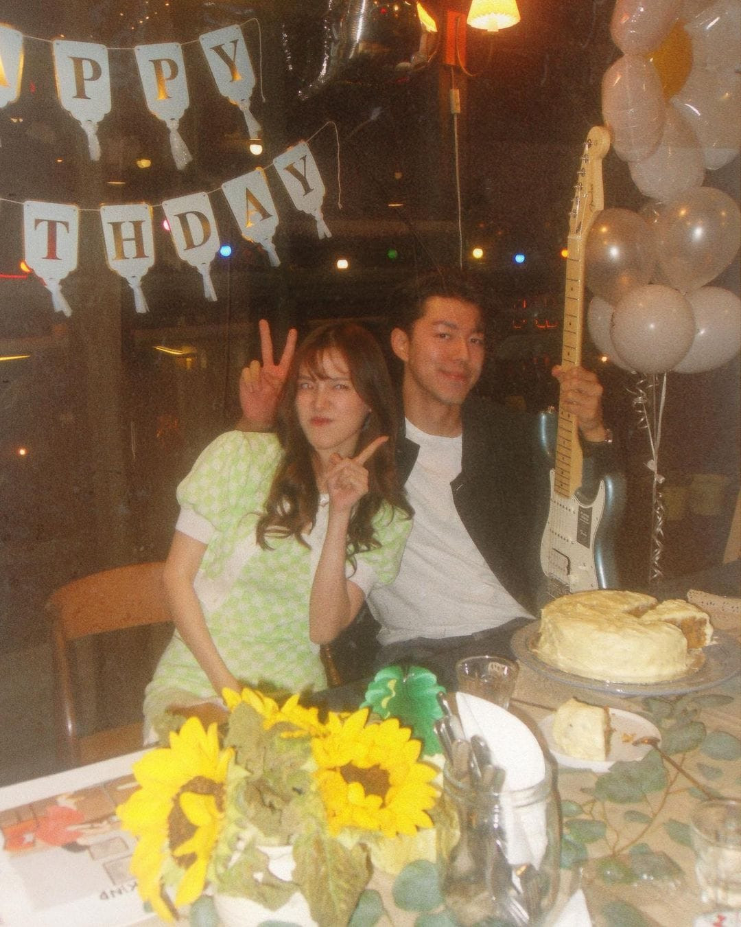 Nine và Baifern tạo dáng tinh nghịch trong khung hình mỹ nhân chia sẻ.