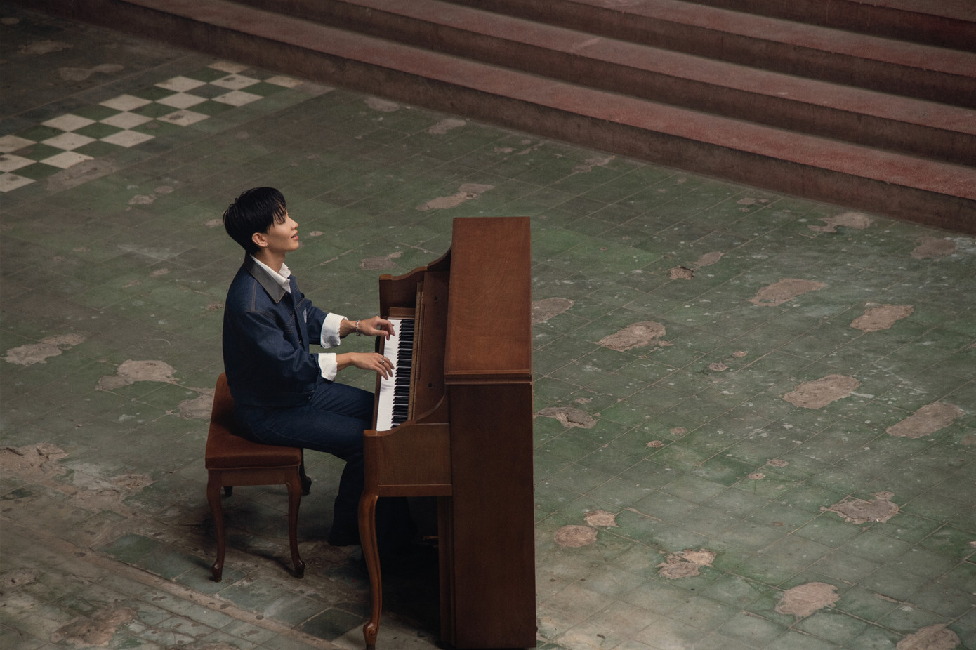 Hoàng Dũng xuất hiện trong một nhà kho rộng lớn với cây đàn piano, vào vai người dẫn chuyện đưa khán giả trở lại "ngày hôm qua": Từ lúc còn là "Kevin Nguyễn" tập chơi guitar đến khi tham gia Giọng Hát Việt, rơi lệ trong concert đầu tiên... Hoàng Dũng xuất hiện trong một nhà kho rộng lớn với cây đàn piano, vào vai người dẫn chuyện đưa khán giả trở lại "ngày hôm qua": Từ lúc còn là "Kevin Nguyễn" tập chơi guitar đến khi tham gia Giọng Hát Việt, rơi lệ trong concert đầu tiên...