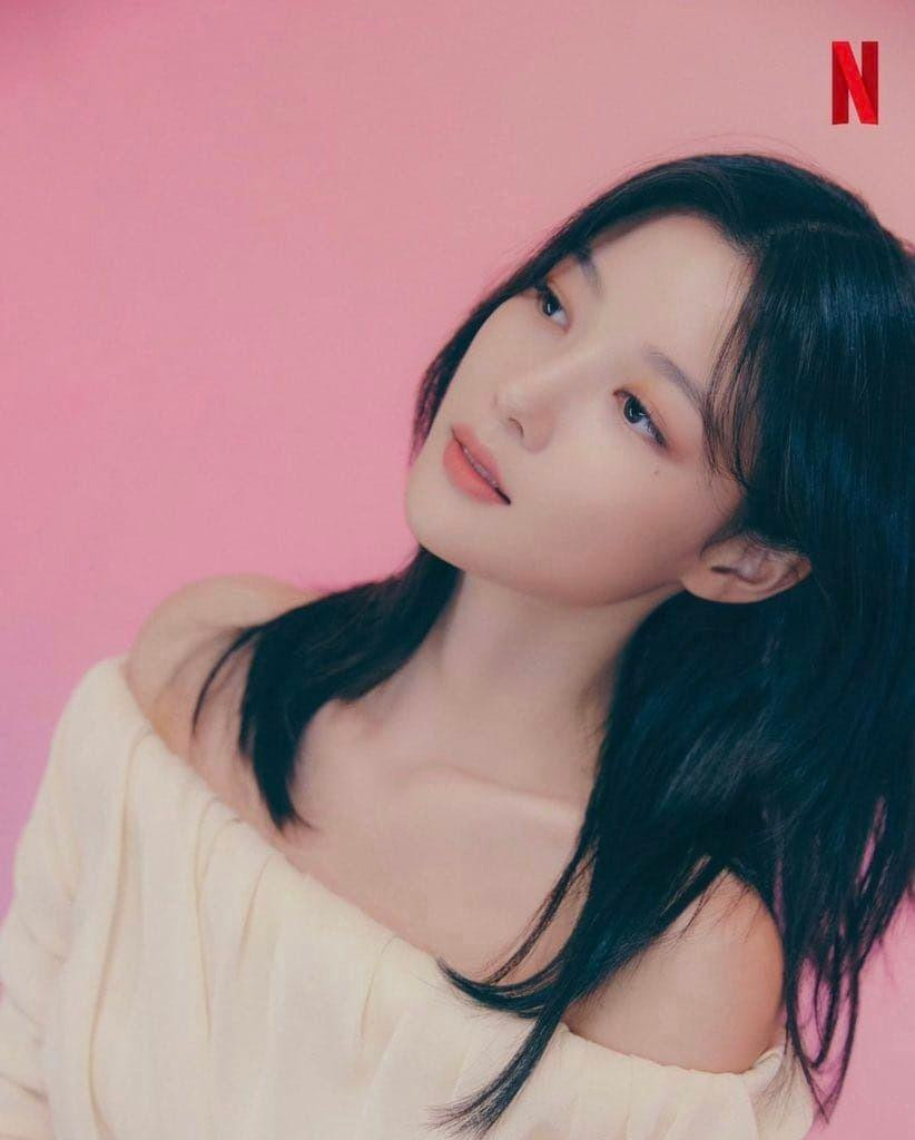 Kim Yoo Jung vừa trở lại màn ảnh với tựa phim của Netflix Cô Gái Thế Kỷ 20. Vào vai nữ sinh đơn thuần, trong sáng, Yoo Jung gieo thương nhớ cho khán giả với hình tượng tình đầu thời thanh xuân. Kim Yoo Jung vừa trở lại màn ảnh với tựa phim của Netflix Cô Gái Thế Kỷ 20. Vào vai nữ sinh đơn thuần, trong sáng, Yoo Jung gieo thương nhớ cho khán giả với hình tượng tình đầu thời thanh xuân.