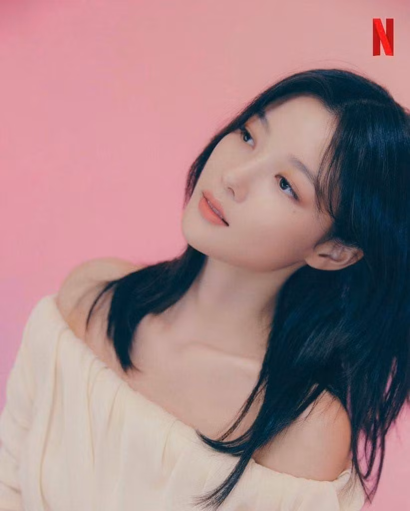 Kim Yoo Jung vừa trở lại màn ảnh với tựa phim của Netflix Cô Gái Thế Kỷ 20. Vào vai nữ sinh đơn thuần, trong sáng, Yoo Jung gieo thương nhớ cho khán giả với hình tượng tình đầu thời thanh xuân.