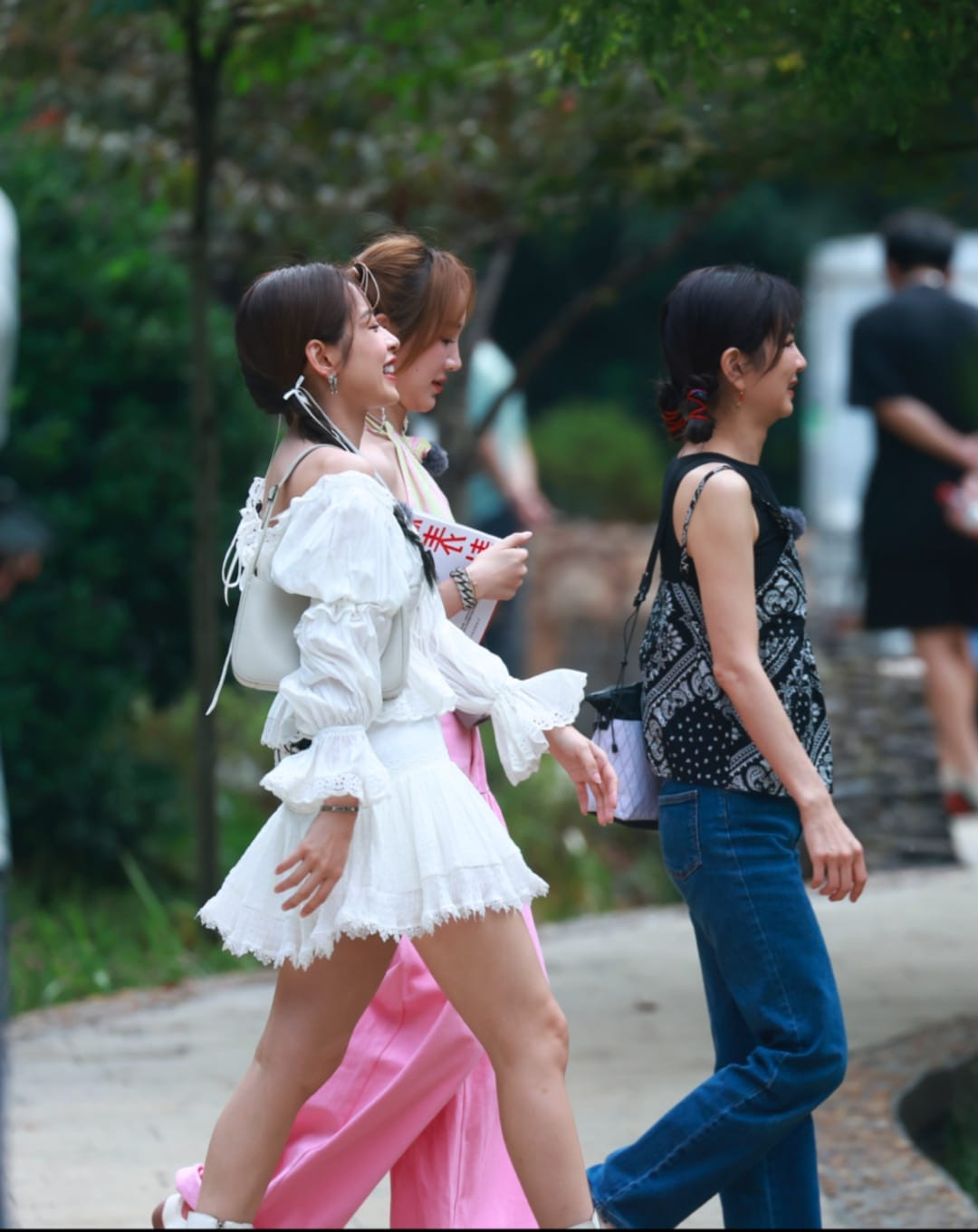 Chi Pu, Mạnh Giai và Ella khi ghi hình được fan chụp lại.