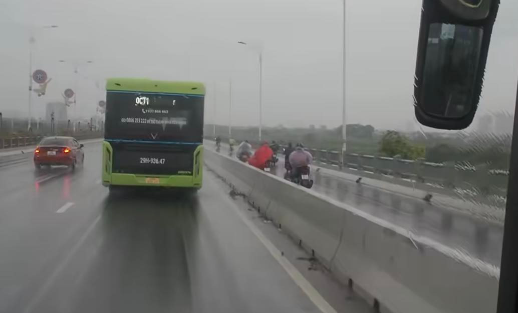 Chiếc xe buýt đi chậm, sát với làn xe máy để chắn gió trên cầu Vĩnh Tuy (Hà Nội) vào ngày 7/9. - Ảnh: BEAT Long Biên Chiếc xe buýt đi chậm, sát với làn xe máy để chắn gió trên cầu Vĩnh Tuy (Hà Nội) vào ngày 7/9. - Ảnh: BEAT Long Biên