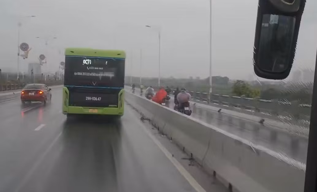 Chiếc xe buýt đi chậm, sát với làn xe máy để chắn gió trên cầu Vĩnh Tuy (Hà Nội) vào ngày 7/9. - Ảnh: BEAT Long Biên